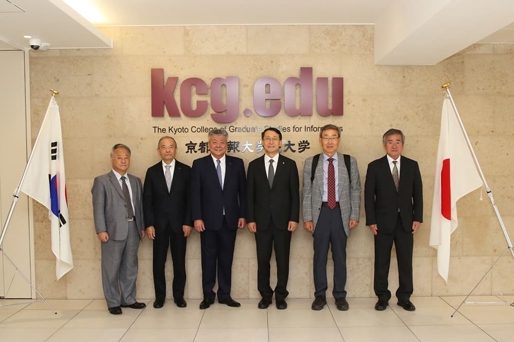 The leaders of National Jeju National University visited KCGI and KCG school buildings.We were in the commemorative photo (same).